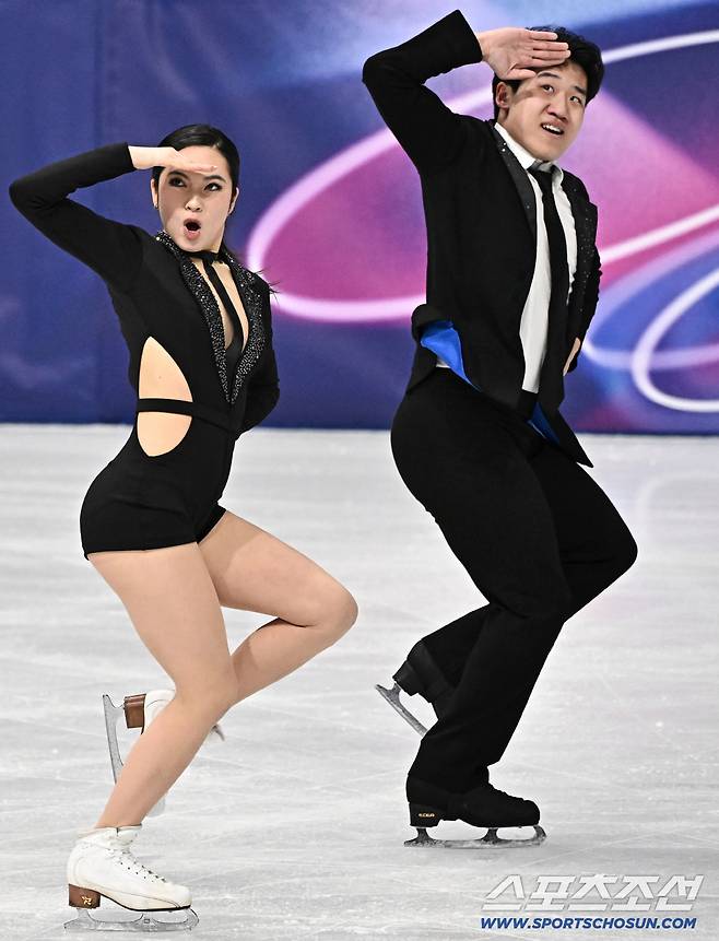 6일 이탈리아 밀라노 아이스스케이팅 아레나에서 열린 피겨 단체전 아이스댄스 경기. 연기를 펼치고 있는 임해나-권예. 밀라노(이탈리아)=송정헌 기자songs@sportschosun.com/2026.02.06/