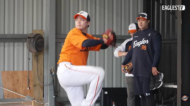 ◇한화 유니폼을 입은 왕옌청은 호주 스프링캠프 첫 불펜 투구부터 80개의 공을 던지며 놀라움을 샀다. 사진출처=이글스TV 캡쳐