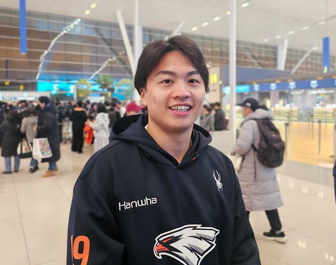 ◇라쿠텐 골든이글스에서 한솥밥을 먹었던 오카지마 다케로는 왕옌청의 성실성에 엄지를 세웠다. 인천공항=이종서 기자