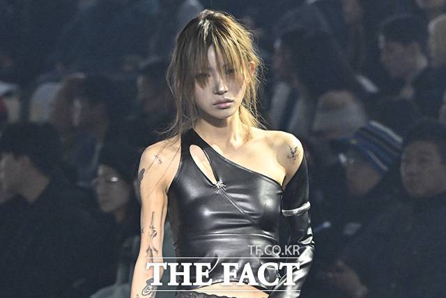 인플루언서 최준희가 6일 오후 서울 중구 동대문디자인플라자(DDP)에서 열린 '2026 F/W 서울패션위크' 홀리넘버세븐 패션쇼에 참석해 런웨이를 걷고 있다. /송호영 기자