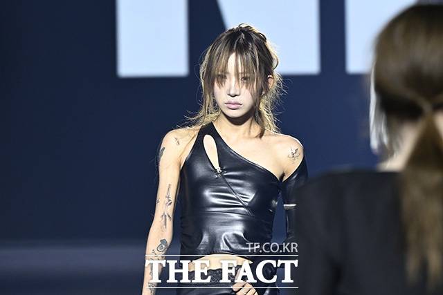 최준희가 포즈를 취하고 있다,