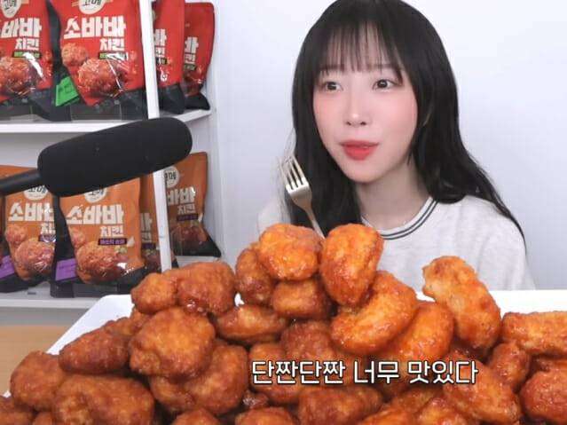 유튜버 쯔양이 회사의 치킨 신제품을 방송에서 먹는 장면.(사진=CJ제일제당)