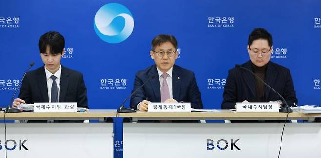 (왼쪽부터)김준영 국제수지팀 과장, 김영환 경제통계1국 국장, 박성곤 국제수지팀장이 6일 서울 중구 한국은행에서 열린 '2025년 12월 국제수지(잠정)' 기자설명회에서 발언하고 있다. 한국은행