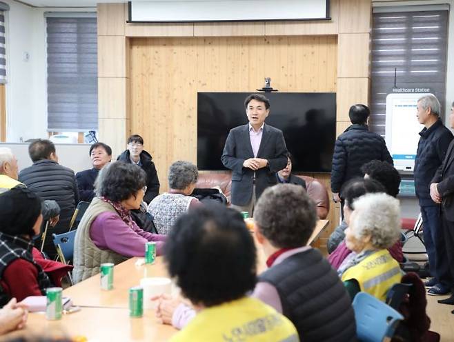 김진태 강원특별자치도지사가 6일 홍천군 남면의 양덕원 1리 경로당을 방문해 주민들과 소통하는 시간을 갖고 있다. 강원도 제공
