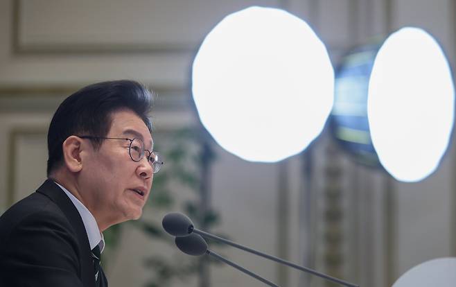 이재명 대통령이 1월 21일 청와대 영빈관에서 열린 신년 기자회견에서 취재진 질문에 답변하고 있다. /뉴스1