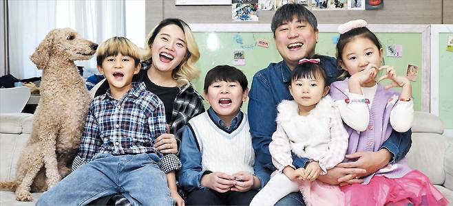지난 1일 오전 강원 춘천시의 자택에서 아내 노현진(뒷줄 왼쪽)씨와 남편 이충희씨가 네 남매와 반려견 칠월이와 함께 가족사진을 찍고 있다. 왼쪽부터 노유, 노율, 노히, 노하./고운호 기자