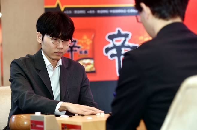 신진서 9단이 6일 중국 선전 힐튼 선전 푸톈 호텔에서 열린 제27회 농심신라면배 세계바둑최강전 최종국에서 일본의 이치리키 료 9단에게 180수 만에 백 불계승했다. /한국기원