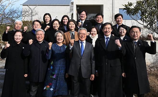 조국 조국혁신당 대표와 서왕진 원내대표를 비롯한 지도부가 1일 새해를 맞아 경남 양산 평산마을을 찾아 문재인 전 대통령 부부와 기념 촬영을 하고 있다./뉴스1