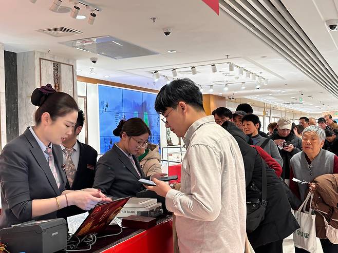 지난 5일 오후 3시30분쯤(현지시각) 차이바이에서 방문객들이 금을 팔기 위해 줄을 서서 무게와 판매증서 등을 확인받고 있다. /베이징=이은영 특파원