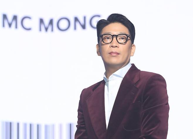가수 MC몽이 정규 8집 ‘채널8(CHANNEL 8)’로 복귀, 25일 오후 서울 광장동 예스24라이브홀에서 언론음감회를 열고 포즈를 취하고 있다. 2019.10.25. 뉴시스