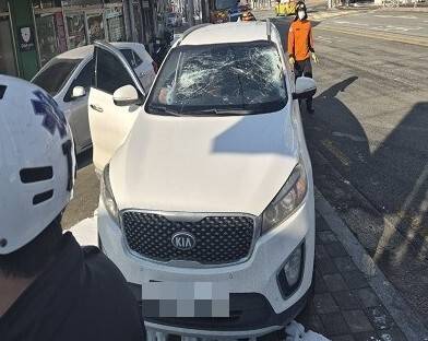 지난 2일 경기도 안성시 금광면에서 중앙분리대를 들이받은 화물차 사고 여파로, 인근을 지나던 쏘렌토 차량의 조수석에 타고 50대 여성이 사망했다. 경기도소방재난본부 제공