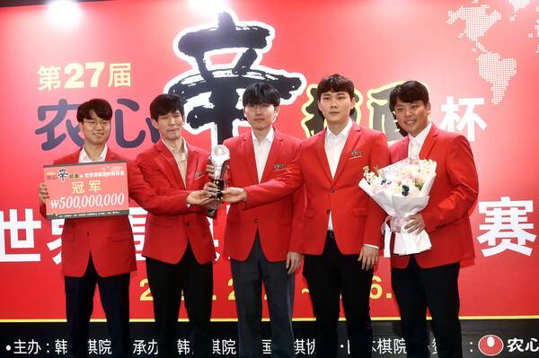 신진서 9단 등 한국 농심배 대표팀 선수와 홍민표 감독이 6일 대회 우승 뒤 기뻐하고 있다. 한국기원 제공