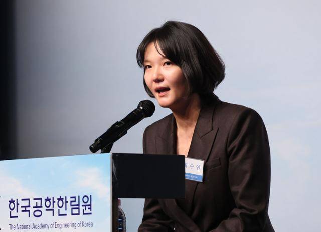 최수연 네이버 대표가 1월 12일 서울 중구 신라호텔에서 열린 2026년 한국공학한림원 신년하례식에서 신년 다짐을 말하고 있다.연합뉴스