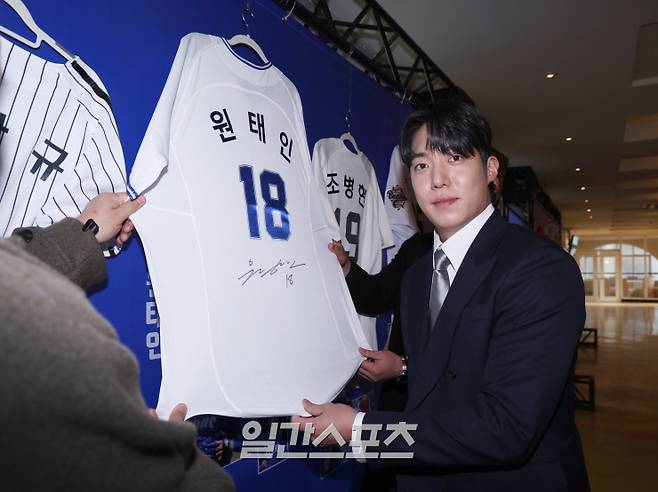 (주)조아제약과 일간스포츠가 공동제정한 '2025 조아제약 프로야구 대상' 시상식이 지난해 12월 2일 오전 서울 강남구 라움아트센터에서 열렸다. 삼성 원태인이 사인하고 있다. [사진 일간스포츠]