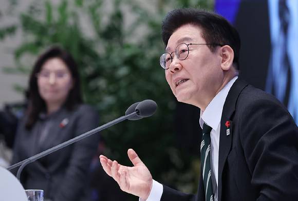 이재명 대통령이 지난달 21일 청와대 영빈관에서 열린 신년기자회견에서 발언하고 있다.  [사진=연합뉴스]