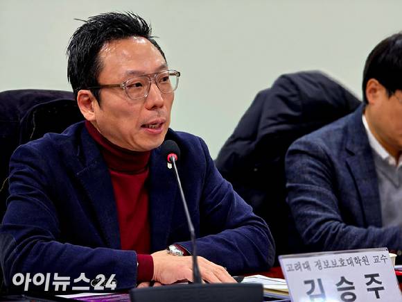 김승주 고려대학교 정보보호대학원 교수가 6일 오전 국회의원회관에서 열린 '쿠팡 해킹 및 개인정보 침탈 사고에 대한 국회 좌담회'에서 발제하고 있다. [사진=안세준 기자]
