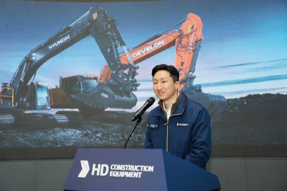 정기선 HD현대 회장이 1일 울산캠퍼스에서 열린 'HD건설기계 출범식'에서 축사를 하고 있는 모습. [사진=HD현대]