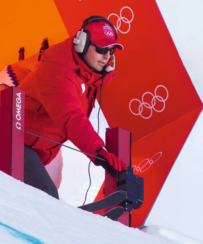 알파인 스키 경기 시작 시 사용되는 스노게이트(Snowgate) 기술. 선수가 출발선을 통과하는 순간 자동으로 타이머가 작동된다. 사진 오메가