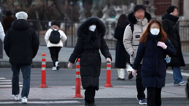 서울에 한파주의보가 발령된 6일 오전 서울 종로구 세종로 사거리에서 두꺼운 옷을 입은 시민들이 길을 걷고 있다. 뉴시스