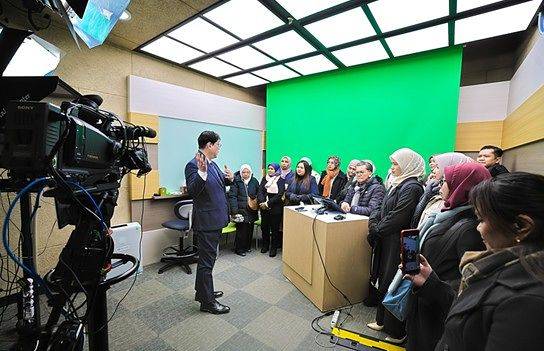 ▲ 경희사이버대학교 미디어개발처 김은광 부처장이 교내 스튜디오에서 OUM 방문단을 대상으로 강의 콘텐츠 제작 환경과 촬영·운영 시스템에 대해 설명하고 있다.