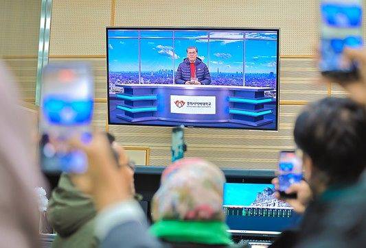 ▲ OUM 욘 로슬리 다우드 부총장이 경희사이버대학교의 실시간 강의 촬영 및 편집 과정에 직접 참여하며, 실시간 콘텐츠 제작이 이뤄지는 과정을 함께 경험하고 있다.