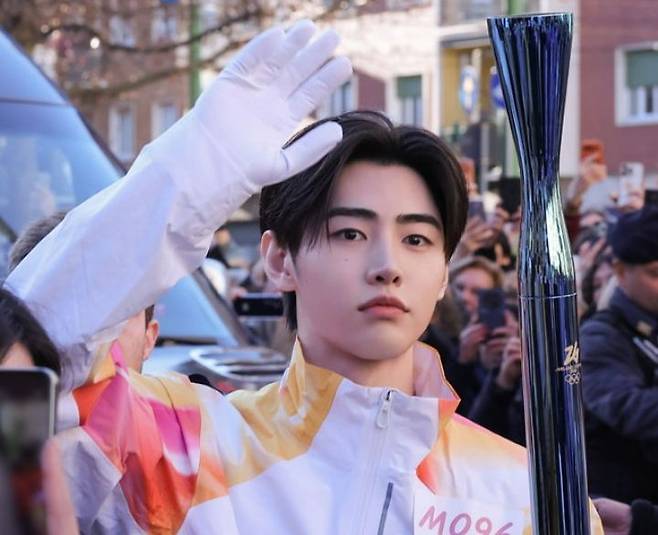 케이팝 그룹 엔하이픈 성훈이 5일(현지시간) 이탈리아 밀라노에서 밀라노·코르티나 동계올림픽 성화 봉송 주자로 나섰다. 사진 빌리프랩