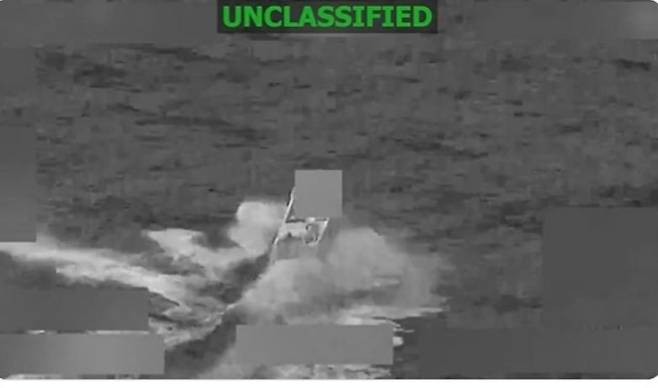 미국 남부사령부가 동태평양에서 마약 운반 의심 선박을 타격하기 직전의 모습. 사진 미 남부사령부 엑스 계정 화면 캡처