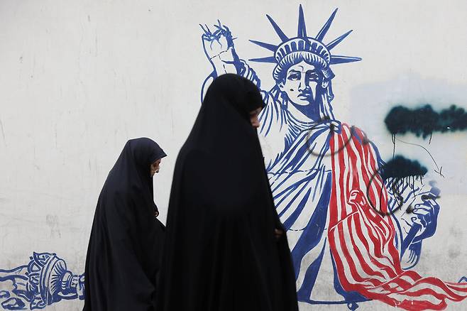 반미 벽화 앞을 지나는 이란 여성들 (2026년 2월 5일)