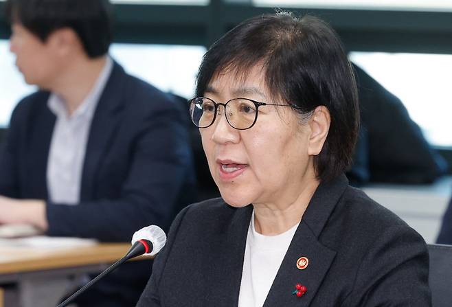 정은경 보건복지부 장관이 27일 오후 서울 서초구 국제전자센터에서 열린 제5차 보건의료정책심의위원회에 참석해 인사말을 하고 있다. /사진=뉴스1