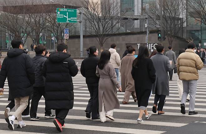 여의도 직장인들이 5일 점심식사를 하기 위해 발걸음을 옮기고 있다. 2026.2.5 사진=한경 이솔 기자