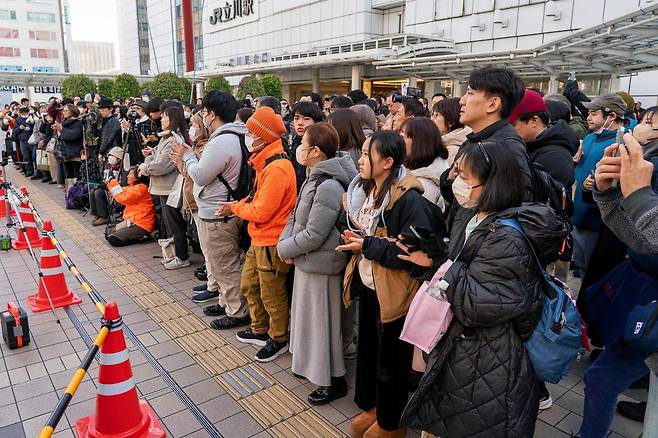 일본 시민들이 지난 2일 도쿄 JR 다치가와역 앞에서 입후보자들의 유세 연설을 듣고 있다. AFP연합뉴스