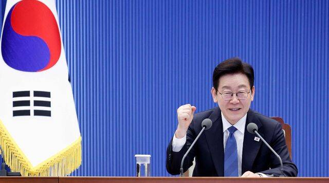 이재명 대통령이 5일 청와대에서 열린 수석·보좌관회의에서 주먹을 쥐고 대한민국 동계올림픽 선수단에 파이팅을 외치고 있다. 이 대통령은 서민물가에 직접적인 영향을 미치는 분야의 독과점 행위에 대한 범정부적 단속을 지시했다. 김지훈 기자