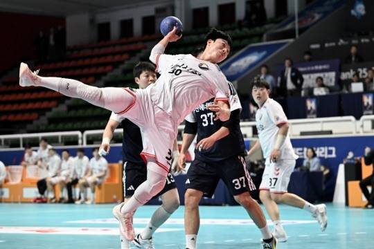5일 두산과 경기에서 슛을 던지는 하남시청 이병주. 사진[연합뉴스]