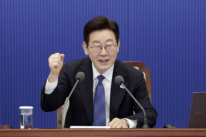 이재명 대통령이 5일 청와대 여민관에서 열린 수석보좌관회의에서 밀라노·코르티나담페초 동계 올림픽 대한민국 선수단을 응원하며 파이팅을 외치고 있다. / 사진=연합뉴스