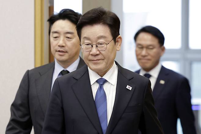 이재명 대통령이 지난 5일 청와대 여민관에서 열린 수석보좌관회의에 입장하고 있다. 왼쪽은 강훈식 비서실장. [연합뉴스]