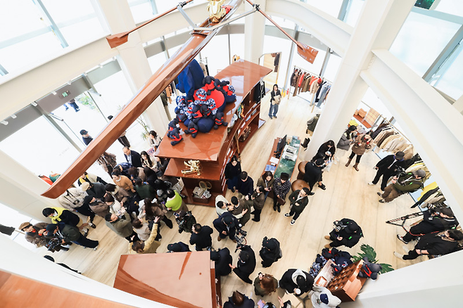 스페이스H 상하이 그랜드 오프닝 행사에 인파가 몰려있는 모습 [LF 제공]