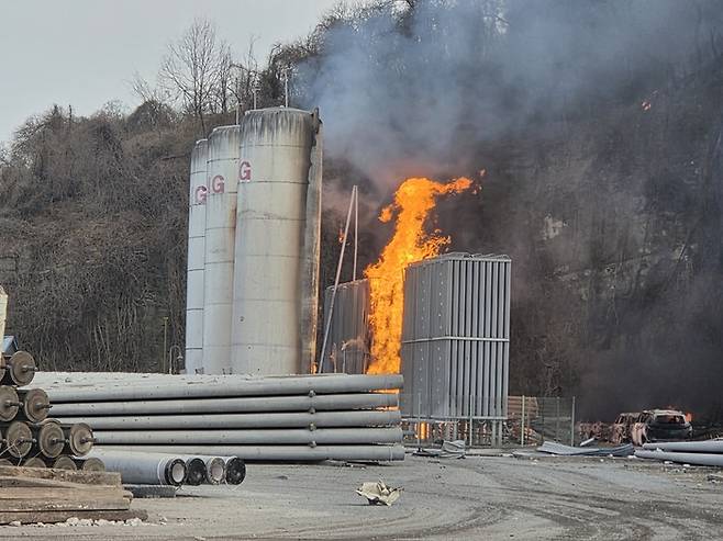 6일 오후 3시30분께 경남 진주시 진성면 한 공장에서 액화천연가스(LNG) 폭발 사고가 발생해 근무자 11명이 다치고 불길이 인근 야산으로 번졌으나 2시간여만에 진화됐다./경남소방본부/