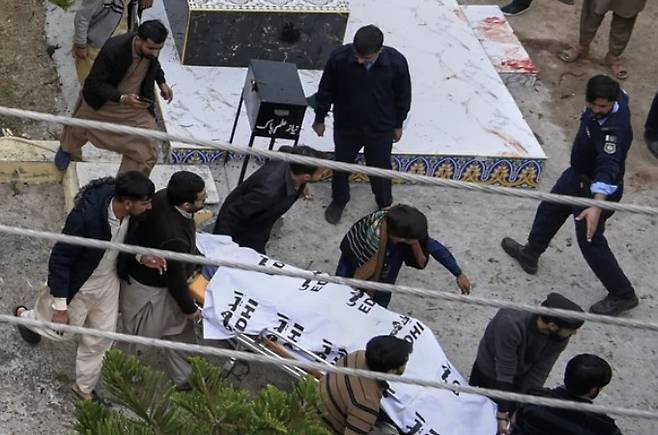 파키스탄 수도 이슬라마바드 외곽의 시아파 이슬람 사원에서 6일(현지 시간) 자살폭탄 테러가 발생해 최소 31명이 숨지고 169명이 다쳤다. [연합뉴스]