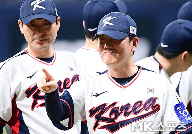 2025년 11월 8일 오후 서울 고척스카이돔에서 ‘2025 NAVER K-BASEBALL SERIES’ 한국과 체코의 평가전이 열렸다. 경기전 대표팀 류지현 감독이 선수들과 하이파이브를 하면서 그라운드에 도열하고 있다. 사진=김영구 기자