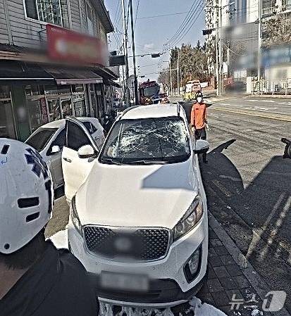 지난 2일 경기 안성시 한 국도를 달리던 차량이 도로쪽으로 꺾인 방현망과 충돌해 조수석에 타고 있던 50대 여성이 사망했다. 사진은 사고 후 차량 모습. /사진=뉴스1(경기도소방재난본부 제공)