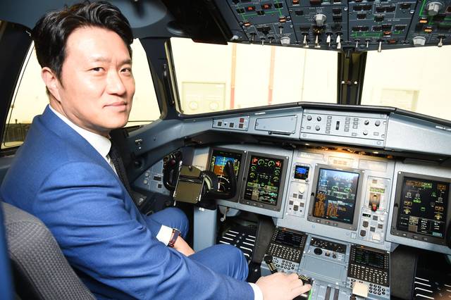 최용덕 섬에어 대표가 1호기 도입식에서 조종석에 앉아 포즈를 취하고 있다. 본인 제공