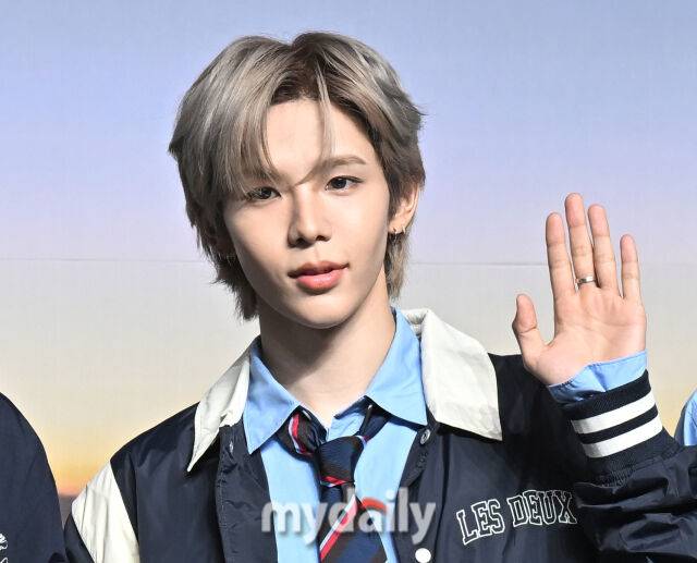 그룹 라이즈(RIIZE) 쇼타로가 19일 오전 서울 한남동 블루스퀘어에서 진행된 첫 정규 앨범 '오디세이(ODYSSEY)' 발매 쇼케이스에서 포토타임을 갖고 있다.