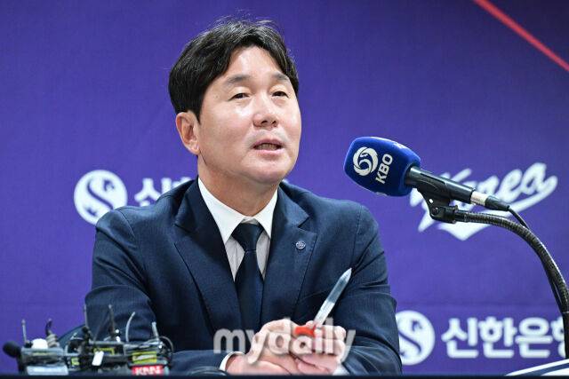 6일 오전 서울 중구 프레스센터에서 진행된 '2026 WBC 대표팀 기자회견'에서 류지현 감독이 취재진의 질문에 답하고 있다./중구=곽경훈 기자