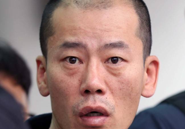 ‘진주 방화·살인사건’을 저지른 안인득. 앞서 경남지방경찰청은 지난 2019년 4월 신상공개심의위원회를 열고 안인득의 신상을 공개하기로 결정했다. 사진은 당시 병원 치료를 위해 진주경찰서를 나선 안인득이 취재진의 질문에 답하고 있는 모습. [연합]