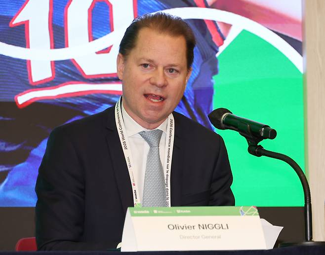 지난해 12월 3일 부산 해운대구 벡스코 제1전시장 프레스룸에서 열린 세계도핑방지기구(WADA)의 기자회견에서 올리비에 니글리 WADA 사무총장이 취재진 질문에 답하는 모습. [연합]