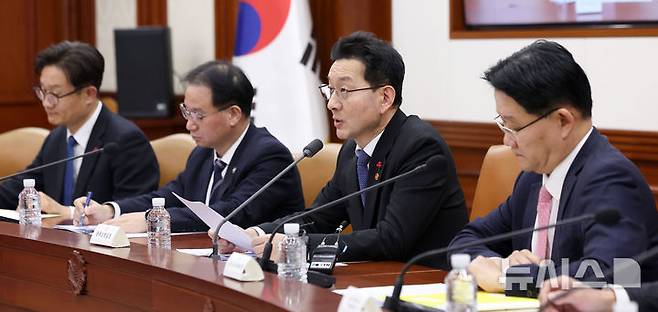 [서울=뉴시스] 김선웅 기자 = 윤창렬 국무조정실장이 28일 서울 종로구 정부서울청사에서 열린 중앙행정기관 감사관회의에서 모두발언을 하고 있다. 2026.01.28. mangusta@newsis.com