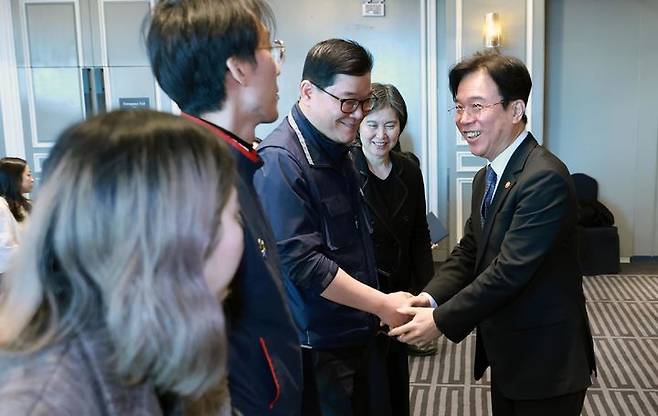 [서울=뉴시스] 김영훈 고용노동부 장관이 6일 서울 여의도 켄싱턴 호텔에서 열린 '퇴직연금 기능 강화를 위한 노사정 TF 공동선언문 발표'에 참석해 참석자들과 인사하고 있다. (사진=고용노동부 제공) 2026.02.06. photo@newsis.com *재판매 및 DB 금지