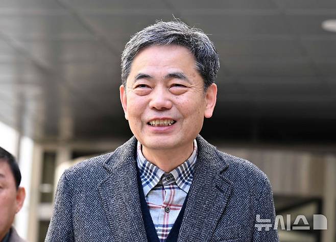 [서울=뉴시스] 김선웅 기자 = 곽상도 전 국민의힘 의원이 6일 서울 서초구 서울중앙지법에서 열린 범죄수익은닉규제법 위반 혐의 1심 선고공판에서 공소 기각을 선고받은 뒤 법정을 나서며 입장을 말하고 있다. (공동취재) 2026.02.06. photo@newsis.com