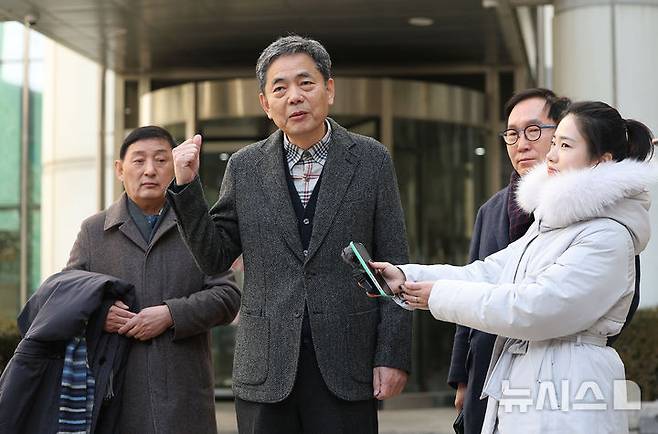 [서울=뉴시스] 김선웅 기자 = 곽상도 전 국민의힘 의원이 6일 서울 서초구 서울중앙지법에서 열린 범죄수익은닉규제법 위반 혐의 1심 선고공판에서 공소 기각을 선고받은 뒤 법정을 나서며 입장을 말하고 있다. (공동취재) 2026.02.06. photo@newsis.com