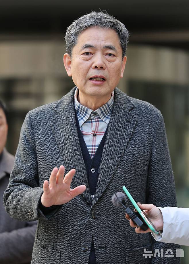 [서울=뉴시스] 김선웅 기자 = 곽상도 전 국민의힘 의원이 6일 서울 서초구 서울중앙지법에서 열린 범죄수익은닉규제법 위반 혐의 1심 선고공판에서 공소 기각을 선고받은 뒤 법정을 나서며 입장을 말하고 있다. (공동취재) 2026.02.06. photo@newsis.com